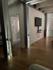 A television and/or entertainment centre at Casa Giulietta - ombrellone e 2 lettini inclusi