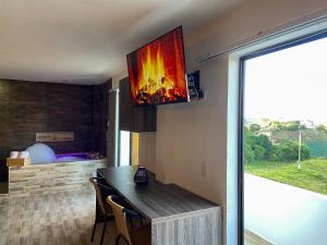 TV a/nebo společenská místnost v ubytování Cabañas con jacuzzi y chimenea - Casa Floral, Marinilla