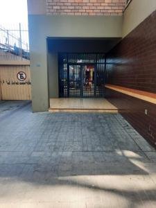 una entrada a un edificio con una puerta de metal en CERRO GODOY CRUZ en Mendoza