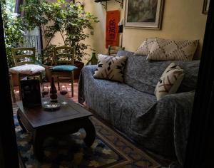 a living room with a couch and a coffee table at Hotel Milomax in Milo