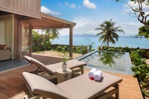 une terrasse extérieure avec une piscine et l'océan dans l'établissement An Lam Retreats Ninh Van Bay, à Baie de Ninh Van