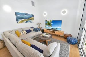 พื้นที่นั่งเล่นของ Seacliff Beach Retreat Lux, Modern, Seaviews, 3BR, Balcony