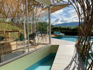 uma casa com vista para uma piscina em IslaVerde Hotel em La Mesa