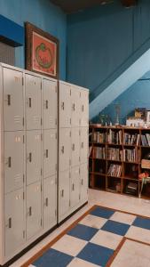 een rij kluisjes in een bibliotheek met boeken bij Dulan Tranquilo Hostel都蘭晃輕鬆青年旅舍咖啡館 in Donghe