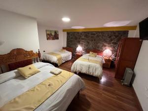 una habitación de hotel con 2 camas en una habitación en Hotel Choquequirao, en Cusco