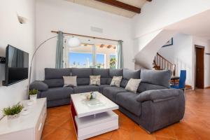 uma sala de estar com um sofá e uma mesa em Villa Vientosol by Villa Plus em Cala en Forcat