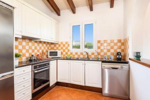 A kitchen or kitchenette at Villa Vientosol by Villa Plus