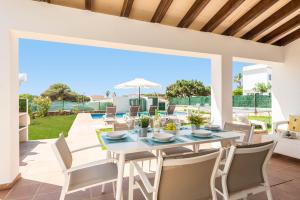 A garden outside Villa Vientosol by Villa Plus