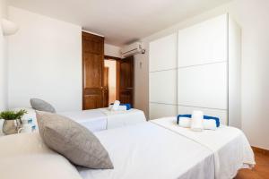 A bed or beds in a room at Villa Vientosol by Villa Plus