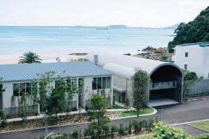 五岛Colorit GOTO ISLANDS的建筑的空中景观,背景是海洋