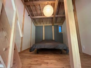 Postel nebo postele na pokoji v ubytování CrossFit Otoyo Strength TINY HOUSE