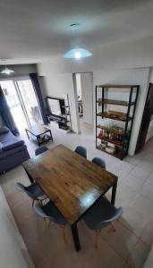 a living room with a wooden table and chairs at Departamento super comodo y tranquilo in La Cieneguita