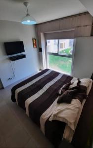 a bedroom with a large bed and a window at Departamento super comodo y tranquilo in La Cieneguita