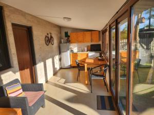 cocina y comedor con mesa y sillas en House & Yard Sesil M 110m to beach, en Ureki