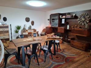 a dining room with a wooden table and chairs at Auszeit an der Nordsee in Husum