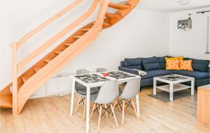 Χώρος καθιστικού στο Cozy Apartment In Pobierowo With Wifi