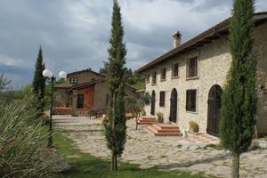 una casa con due alberi davanti di Il Casale Delle Ginestre a Castel San Pietro Romano