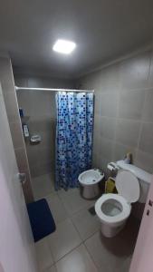 a small bathroom with a toilet and a shower at Departamento super comodo y tranquilo in La Cieneguita