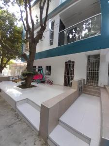 ein Gebäude mit einem Baum davor in der Unterkunft Apartaestudio Cartagena 2P in Cartagena de Indias