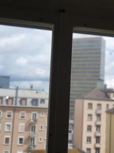una finestra con vista sulla città di Sonnegg Guest Rooms Inh M Bisegger a Zurigo