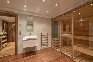 een badkamer met een wastafel en een douche bij Katherina-chalet de vacances avec Billard in Briançon