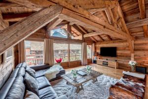 een woonkamer met een bank en een tafel bij Katherina-chalet de vacances avec Billard in Briançon