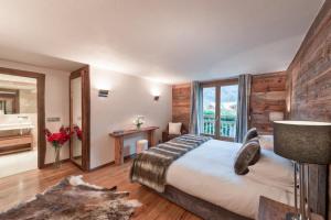 een slaapkamer met een groot bed en een groot raam bij Katherina-chalet de vacances avec Billard in Briançon