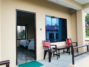 Habitación con mesa y sillas en el patio en Hotel Happy Land, en Chitwan