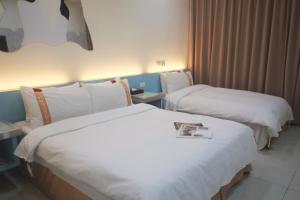Postel nebo postele na pokoji v ubytování 柜富賓王旅店-台北館 Giant Rich King Plaza Hotel