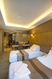 Postel nebo postele na pokoji v ubytování GK Regency Suites Hotel