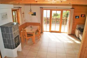 a kitchen and dining room with a table and a fireplace at Ferienhaus in ruhiger Lage - 3 Schlafzimmer- große Terrasse in Pöllauberg