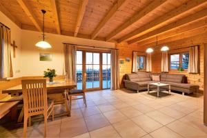 ein Wohnzimmer mit einem Sofa und einem Tisch in der Unterkunft Ferienhaus mit Panoramaausblick und Sauna - 3 SZ in Pöllauberg