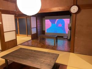 um quarto com um grande ecrã com uma mesa e um relógio em Shozu no Yado Hamakaze - Vacation STAY 37514v em Ōbe