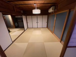 un garaje vacío con armarios blancos y techo en Shozu no Yado Hamakaze - Vacation STAY 37514v en Ōbe