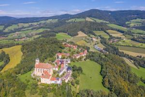 an aerial view of a large house on a hill at Ferienhaus in ruhiger Lage - 3 Schlafzimmer- große Terrasse in Pöllauberg