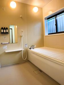 白浜町にあるVilla235の洗面台と窓のあるバスルーム
