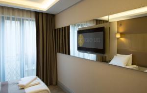 TV a/nebo společenská místnost v ubytování GK Regency Suites Hotel