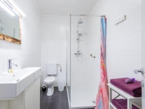 Kúpeľňa v ubytovaní Apartment in Bichlbach near Ski Slopes