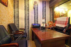 biuro z biurkiem i krzesłami w pokoju w obiekcie Hotel Novelty w mieście Dżammu