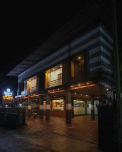 BEVERLY SUITES في واياناد: مبنى في الليل مع انارته