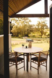 einen Tisch und zwei Stühle auf einer Terrasse in der Unterkunft Comme chez Soye - Private Wellness in Soye