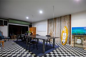 TV a/nebo společenská místnost v ubytování KiteSurf 1770 Beach House