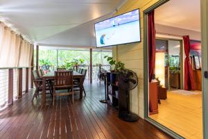 TV a/nebo společenská místnost v ubytování KiteSurf 1770 Beach House