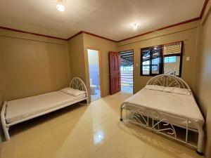 een slaapkamer met 2 bedden in een kamer bij Weekdays Hotspring Resort by Cocotel in Calamba