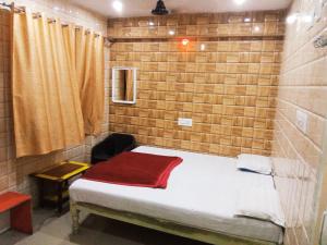 Voodi või voodid majutusasutuse Deepak Lodge walkable Distance From ksrtc busstand toas