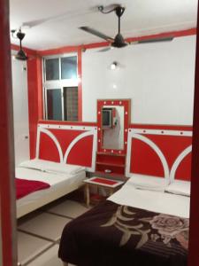 Voodi või voodid majutusasutuse Deepak Lodge walkable Distance From ksrtc busstand toas