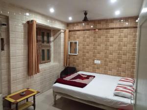 Voodi või voodid majutusasutuse Deepak Lodge walkable Distance From ksrtc busstand toas