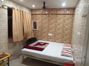 Voodi või voodid majutusasutuse Deepak Lodge walkable Distance From ksrtc busstand toas