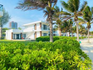 En have udenfor Biệt thự mặt tiền biển Saint Simeon Resort