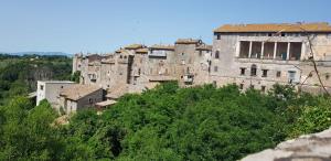 un gruppo di edifici in cima a una collina di Torrebeatrice a Bagnaia